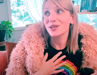 Une humoriste québécoise remet en question avec humour le “récit officiel” pendant le confinement